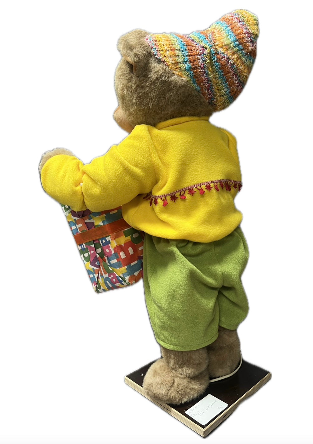 Teddybär mit großem Geschenkpaket