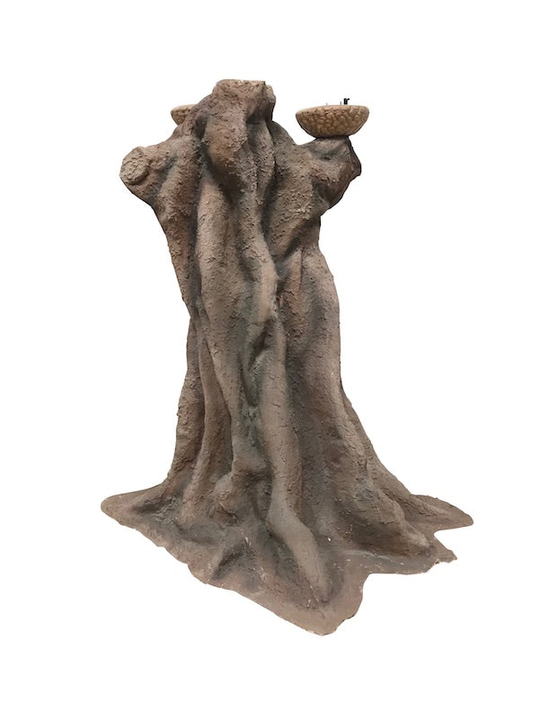 Baumstamm mit Eichelkappen / Tree trunk with face and acorn caps