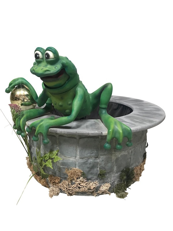 Frosch auf Brunnen aus dem Märchen "Froschkönig"