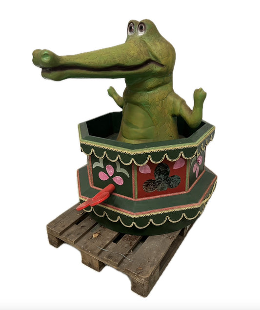 Crocodile music box with rotating key