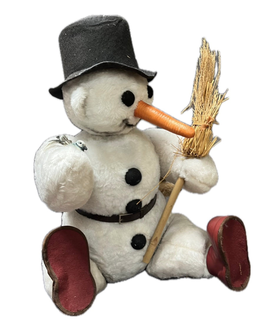 Paul der Schneemann sitzend