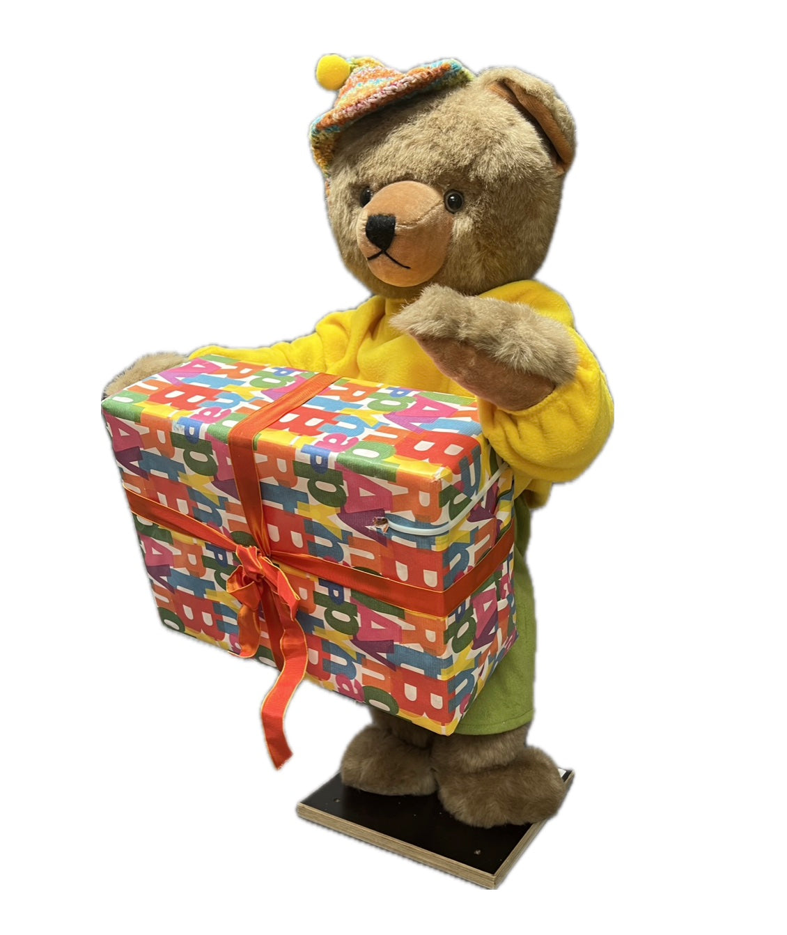 Teddybär mit großem Geschenkpaket