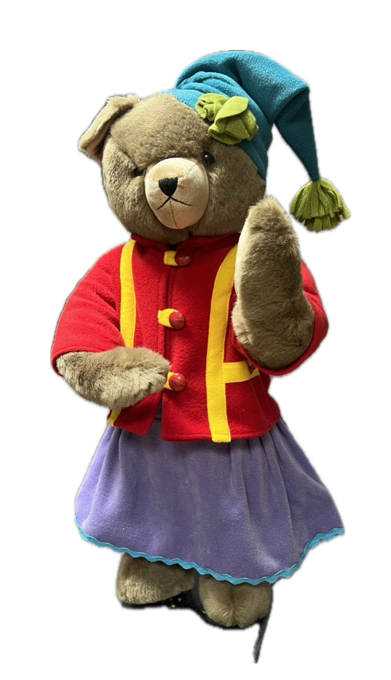 Teddybär-Mädchen mit bunter Winterkleidung